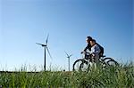 Vater und Sohn mit Bikes durch einen Windpark