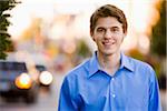 Portrait de jeune homme d'affaires sur debout dans la rue