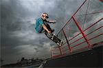 Asiatische Skateboarder in der Luft