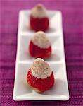 Fraises garnies de cacao amer et chocolat blanc