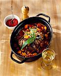 Ajouter le vin blanc et le coulis de tomates au ragoût de boeuf et carottes