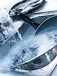 Geschirr in der Spüle waschen