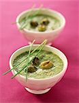 Soupe froide d'olive et d'herbes