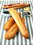 Halb-Baguette mit Butter und Marmelade