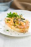 Oeufs brouillés et les crevettes sur une tranche de bouchées de pain