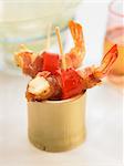 Brochettes de mini crevettes, de bacon et de poivron rouge