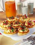 Oeufs brouillés et bacon sur mini blinis