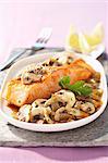 Stück Lachs mit Champignons