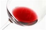 Une goutte de vin rouge dans un verre