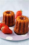 Cannelés und Erdbeeren