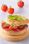 Pancetta, tomate et mozzarella sandwich bagel