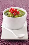 Kiwi und Muskat Suppe mit rote Johannisbeeren