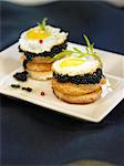 Canapés de caviar et œufs de caille