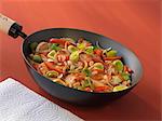 Huhn, Gemüse und Erdnüssen gekocht in einem wok