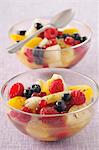 Deux bols de salade de fruits