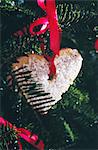 Biscuits sablés en forme de coeur suspendu à l'arbre de Noël