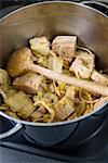 Ajouter les cubes de tripes pour les oignons dans la casserole