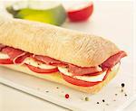 Tomate, mozzarella et sandwich de pain Ciabatta jambon cru