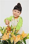 Fille japonaise arrosant des fleurs