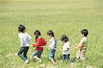 Enfants jouant dans la prairie
