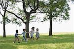 Enfants jouant dans le parc ensemble