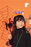 Jeune fille en Costume pour l'Halloween, tenant la baguette magique