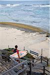 Australie, Australie-occidentale, le Parc National Leeuwin-Naturaliste, Margaret River. Une tête de surfeurs jusqu'au Point de l'internaute pour un surf du matin.