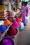 Inde, Mysore. Une dame les magasins pour teinture sur un marché de Mysore.