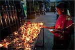 Inde, Madurai. Une femme fait une offrande au Temple Meenakshi Sundereshwara.