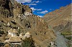 Inde, Jammu & Cachemire, Ladakh, Zanskar, vallée de la Tsarap Phuktal. Ruines chortens marquer l'approche Phugtal Gompa, ou monastère, qui se trouve coincé dans une grotte-comme creux élevé au-dessus de la rivière Tsarap.