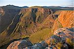 Lesotho, Sani Pass. La frontière avec l'Afrique du Sud dans les montagnes du Drakensberg. L'infâme Sani Pass serpente vers le bas en Afrique du Sud.