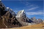 La vallée de Khumbu au Népal, région de l'Everest. Un train de bagages d'yak sur l'Everest Base Camp sentier près de la vallée de Periche