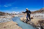 Asie, Népal, Himalaya, Parc National de Sagarmatha, Solu Khumbu région de l'Everest, patrimoine mondial de l'Unesco, Chukhung vallée, trekker au passage de la rivière