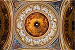 Russie, Saint-Pétersbourg, la cathédrale Saint-Isaac. La Vierge en Majesté (1847), la fresque qui orne l'intérieur de la coupole de s de la cathédrale de Saint-Isaac, a été créée par Karl Bryullov et couvre une superficie de 816 m2 (8 780).