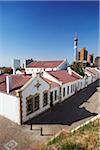 Altes Fort im Constitution Hill mit Telkom Turm im Hintergrund, Johannesburg, Gauteng, Südafrika