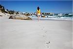 Femme qui marche sur Clifton beach, Clifton, 2ème Cape Town, Western Cape, Afrique du Sud