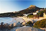 Camps Bay avec tête de Lion en arrière-plan, Cape Town, Western Cape, Afrique du Sud