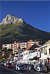 Restaurants sur Victoria Road avec tête de Lion en arrière-plan, Camps Bay, Cape Town, Western Cape, Afrique du Sud