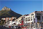 Restaurants sur Victoria Road avec tête de Lion en arrière-plan, Camps Bay, Cape Town, Western Cape, Afrique du Sud