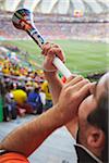 Fußballfan bläst die Vuvuzela bei World Cup Spiel, Port Elizabeth, Ostkap, Südafrika