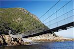 Frau, stehend auf einer Hängebrücke in Tsitsikamma National Park, Storms River, Eastern Cape, Südafrika