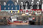 Schottland, Isle of Mull. Fischerboot und bunten Waterfront Häuser am Hafen von Tobermory.