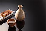 Pichet et coupe de saké japonais traditionnel