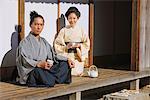 Couple de samouraï reposant sur une véranda