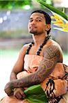 Portrait de danseur traditionnel au Royaume des Tonga, Tongatapu, Nuku'alofa, Centre culturel National de Tonga