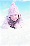 Portrait de jeune fille couché dans la neige