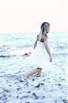 Robe blanche fille sur la plage