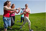 Junge Frauen spielen Fußball