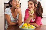 jeunes filles souriantes, manger des fruits