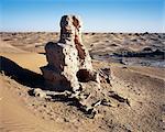 Restes d'un stupa bouddhiste, vers l'IIIe siècle Ad.Height 6 mètres. Ben Mansour, au nord de Minfeng. Ce stupa ruine unique de taille modeste se trouve au centre du site. Il a été construit de briques avant 300 et consiste en un dôme cylindrique sur une base carrée.